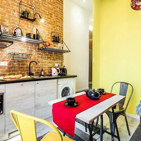 Апартаменты The Red - Industrial Studio In The Center Of *
