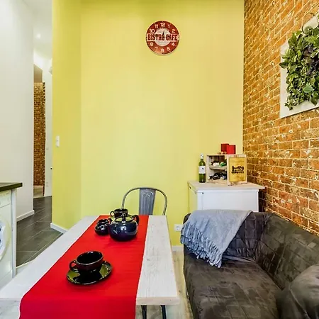 Апартаменты The Red - Industrial Studio In The Center Of