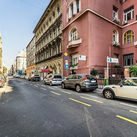 Апартаменты The Red - Industrial Studio In The Center Of *