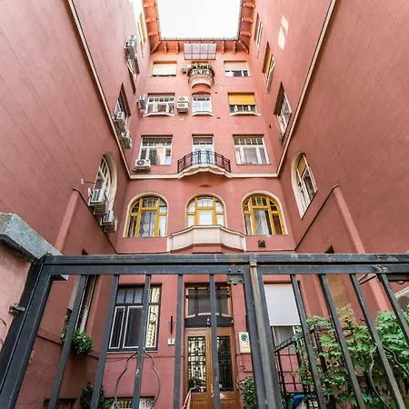 Апартаменты The Red - Industrial Studio In The Center Of